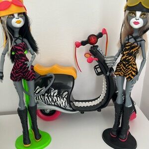 Monster high dolls pair 2 werecat sisters Meowlody and Purrsephone scooter